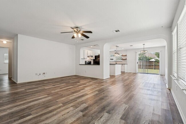 Building Photo - 209 Cottontail Dr