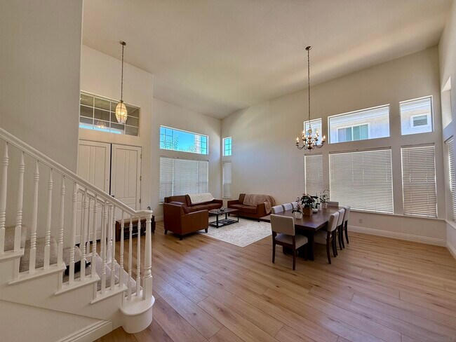 Building Photo - 5006 Palmera Dr