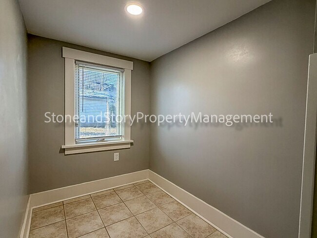 Building Photo - 2 bedroom 1 bath near the hospitals