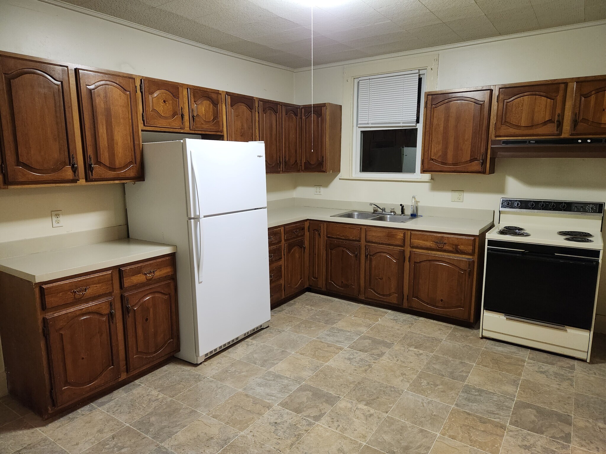 Full kitchen. Washerhookup is where photographer stands - 46 Saunders St