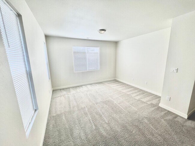 Building Photo - AVAILABLE NOW! 3BD 2.5 BATH TUMWATER LIVING