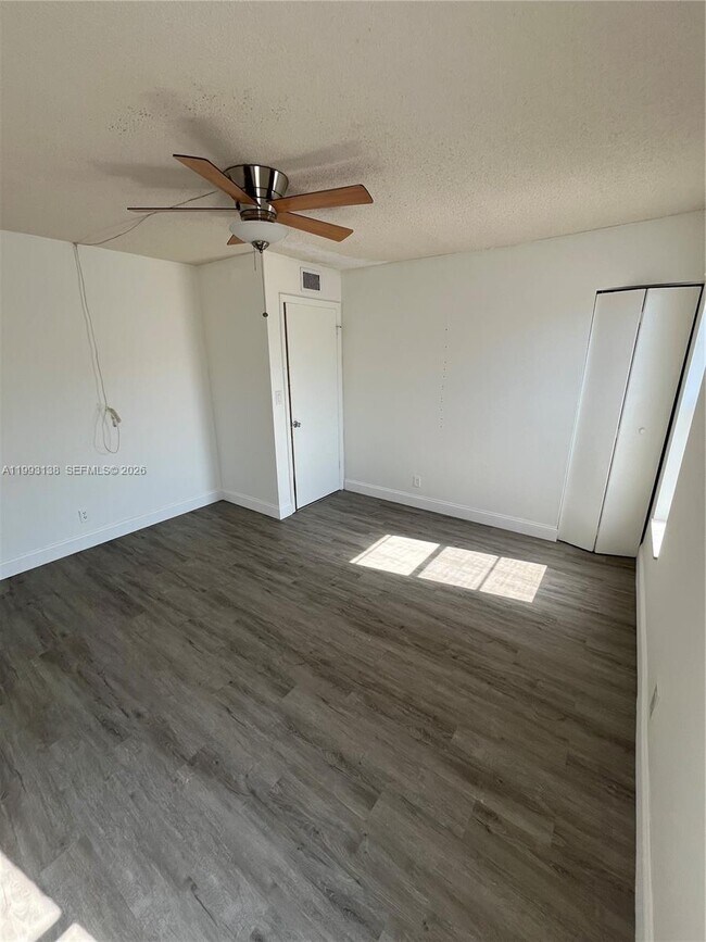 Building Photo - 1100 SE 4th Ave