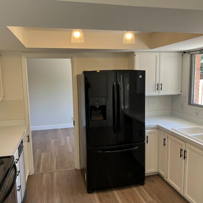 Building Photo - 1597 Navajo Dr