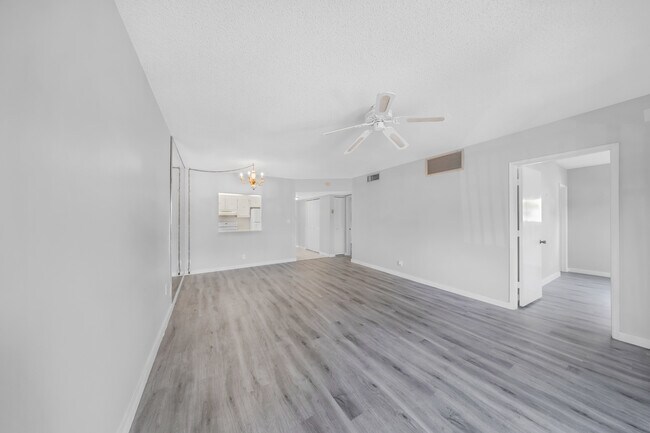 Building Photo - 257 S Cypress Rd