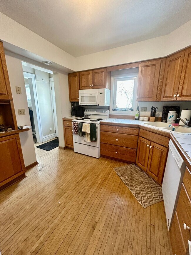 Building Photo - Available June 2025 - 5 Bed, 1 Bath home near campus!