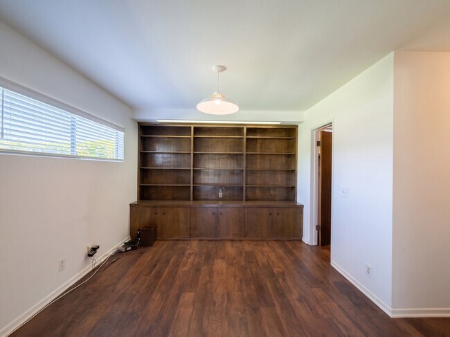 Building Photo - 962 N Calmgrove Ave