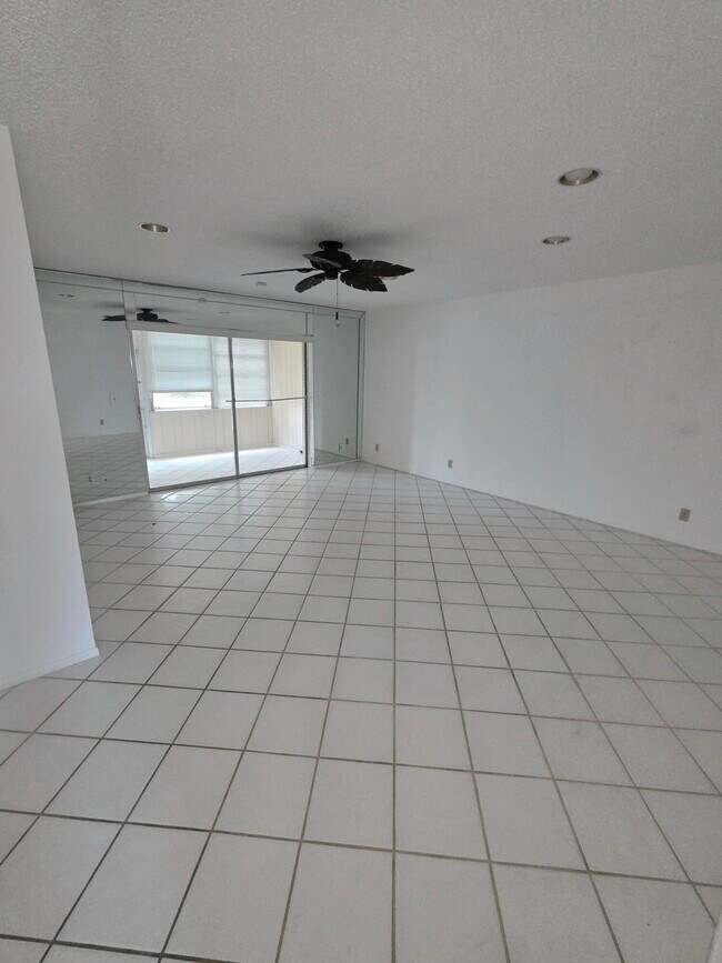 Building Photo - 163 Lake Gloria Dr