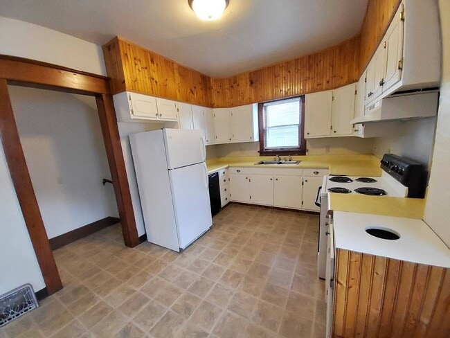 Building Photo - 1102 Chicago St