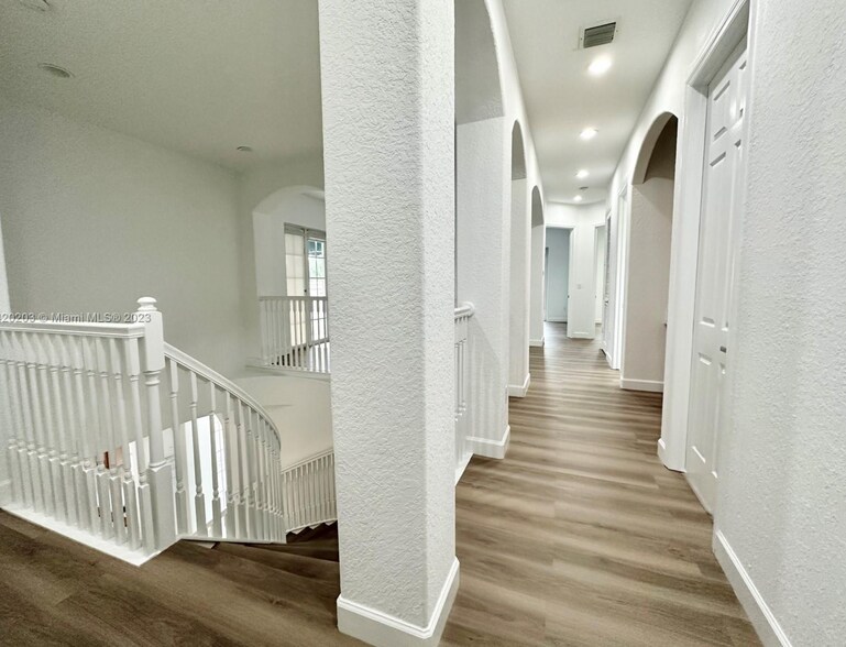 Building Photo - 6864 NW 113th Pl