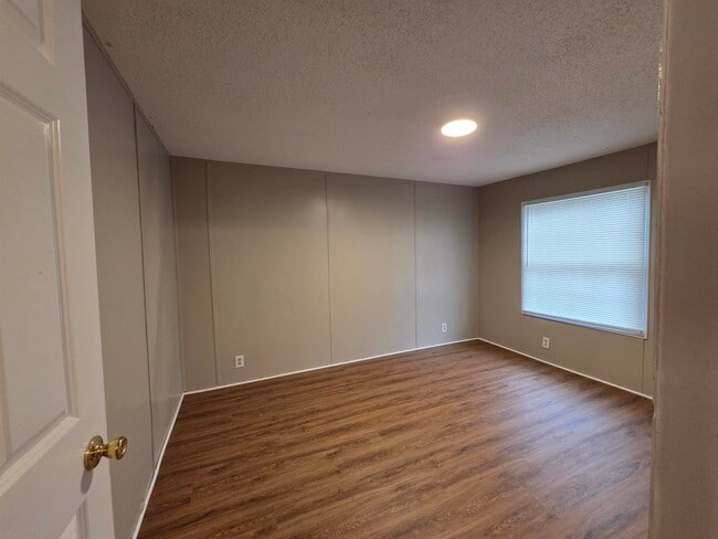 Building Photo - 2956 Lake Park Rd