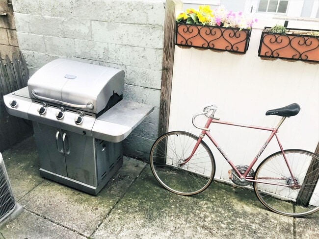 Building Photo - Gorgeous 3-Bed Townhome in Whitman! Available mid-July!