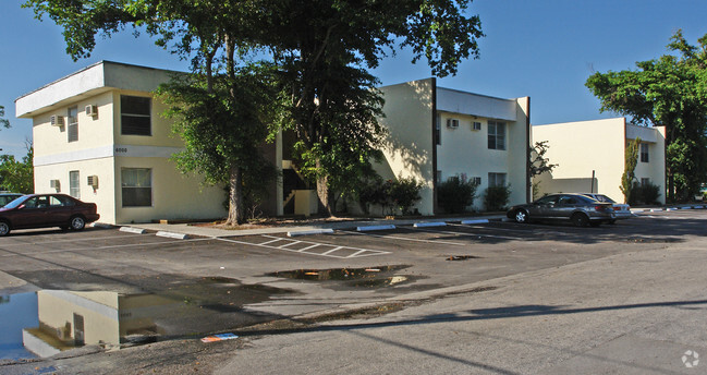 Primary Photo - Golden Palms Apartments