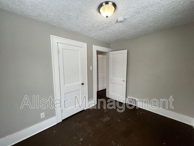 Building Photo - 284 Gordon Dr