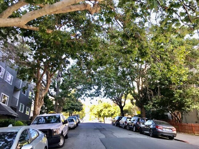 Building Photo - 1 bedroom in Oakland CA 94610