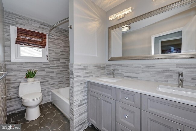Building Photo - 1717 Country Club Dr