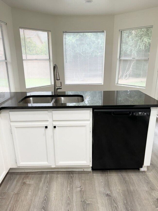 Building Photo - Stunning 4 Bedroom/2.5 Bath Home in Ahwatukee