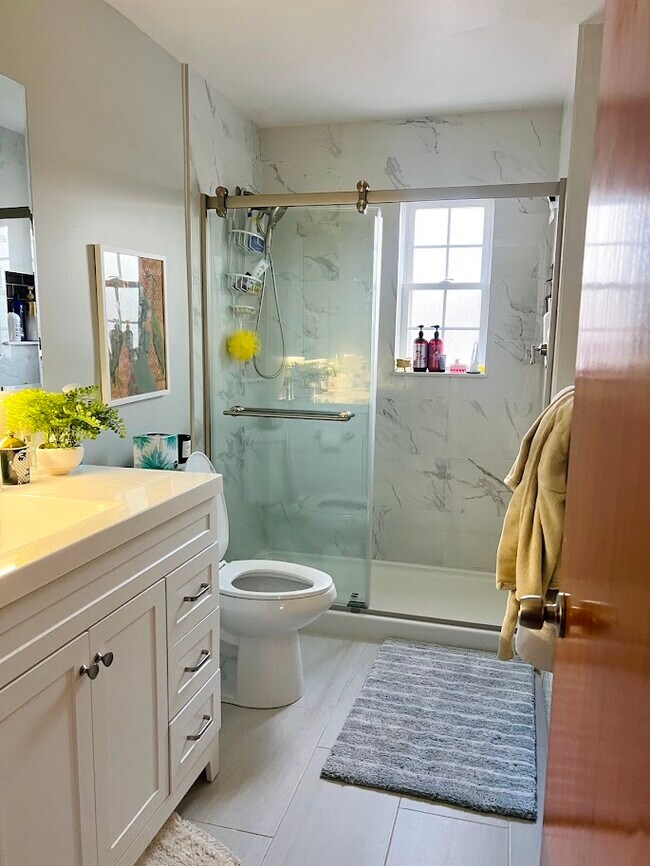 Building Photo - 747 N Main St