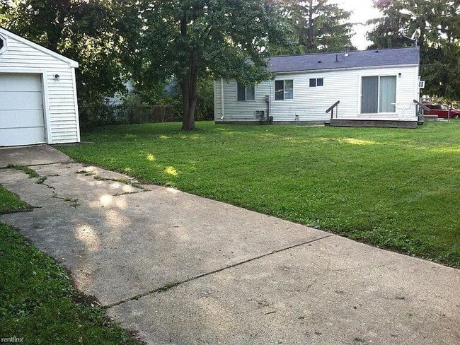 Building Photo - 2140 Champagne Dr