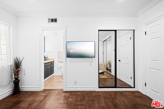 Building Photo - 2563 Hutton Dr