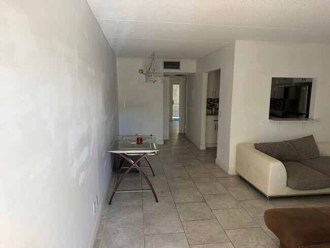 Building Photo - 600 Village Green Ct