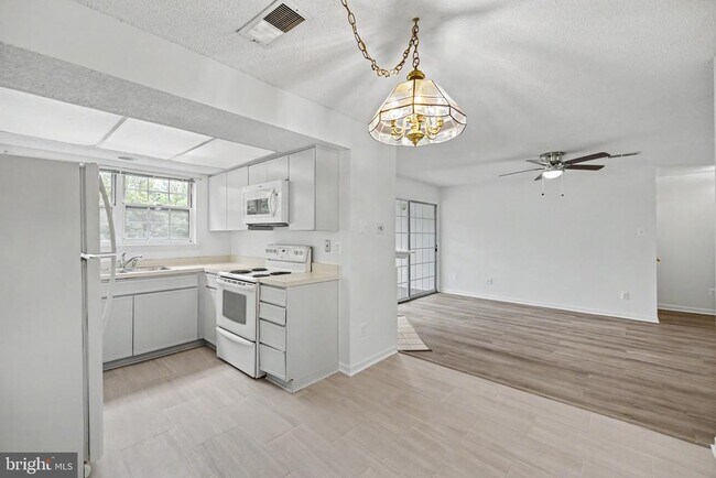 Building Photo - 12102 Green Leaf Ct