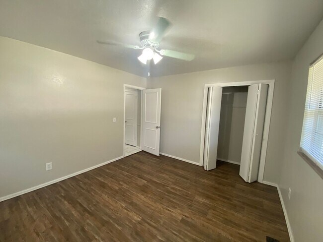 Building Photo - 3 bedroom 2.5 bath!