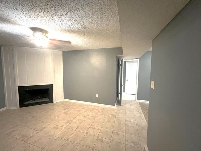 Building Photo - Move in Special!!!!!! Newly renovated 2 Be...
