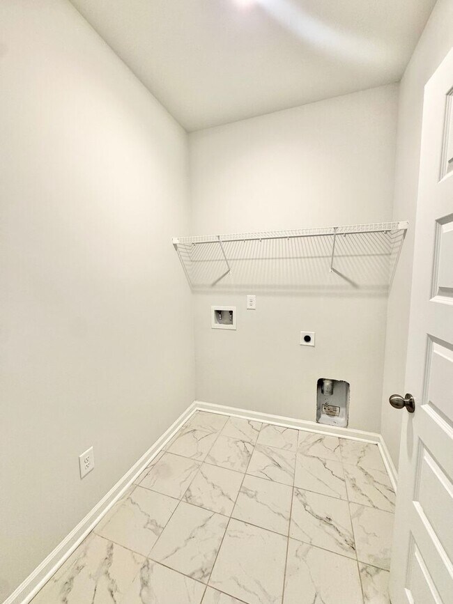 Building Photo - 5 Bedroom, 3.5 Bath Home!