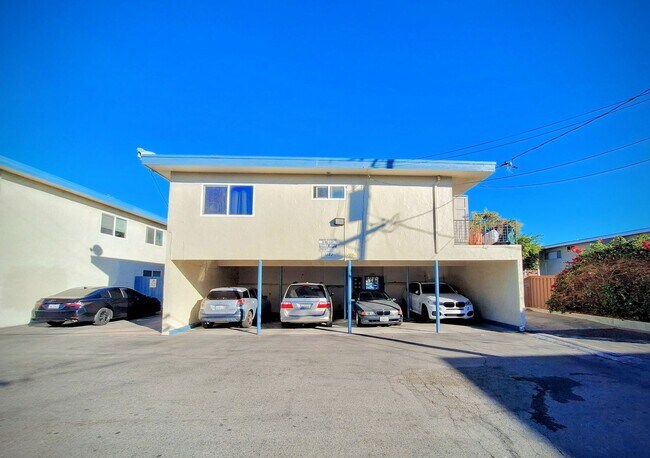 Building Photo - Refurbished 3bd Townhouse Style Apartment