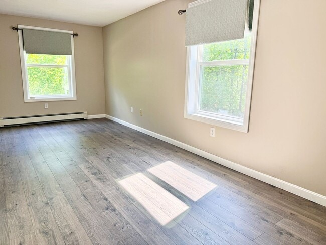 Building Photo - Sunny & Spacious 4 bedroom home