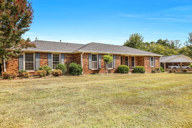 Building Photo - 3 Bedroom/2 Bathroom Home in Springfield