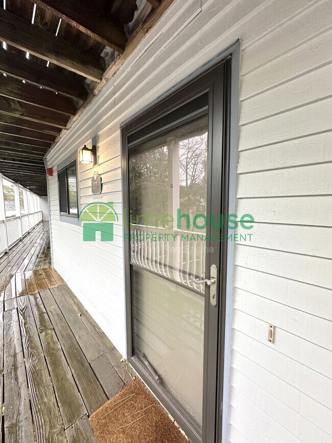 Building Photo - 3200 Lynnhaven Dr