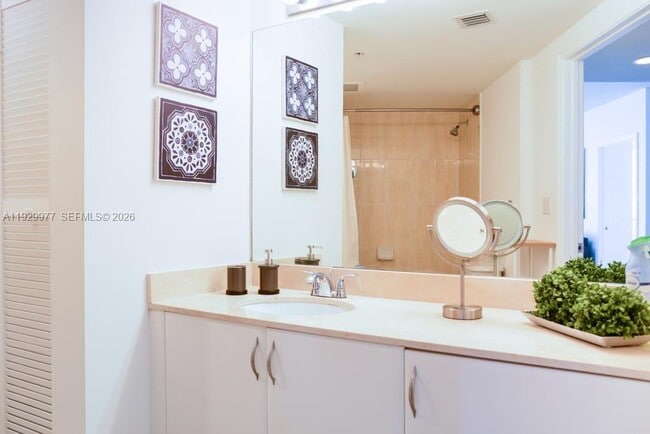 Building Photo - 1750 N Bayshore Dr