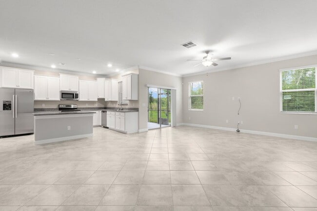 Building Photo - LIKE NEW Townhome in Willow Square!