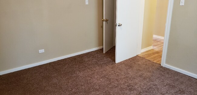 Building Photo - 1304 W Walnut Ave