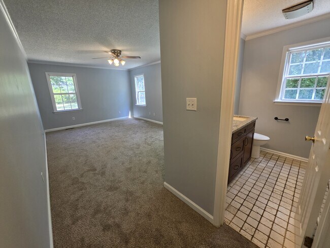 Building Photo - 105 Bloomingfield Pl