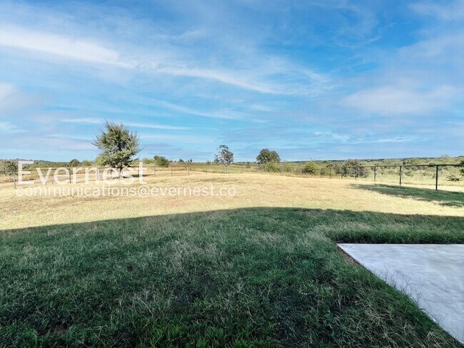 Building Photo - 2 Bed, 2 Bath Home with Garage / Pet-Friendly / Available Now!