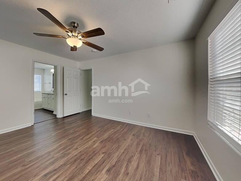Building Photo - 215 Creekview Dr