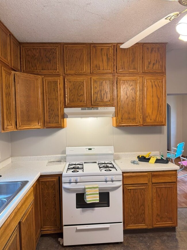 Building Photo - 3 Bedroom / 1 Bathroom Private Fenced Yard - For Rent