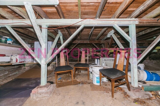 Building Photo - 1555 Moani St