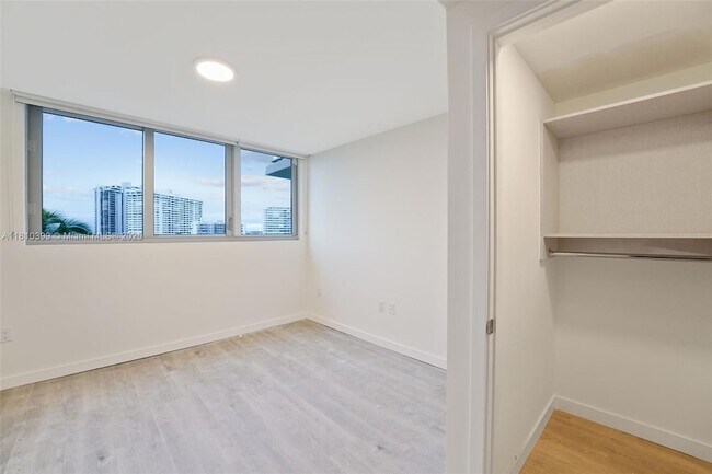 Building Photo - 1500 Bay Rd