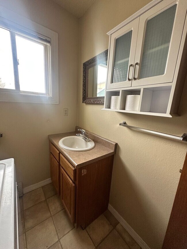 Building Photo - 4 Bedroom Condo near campus