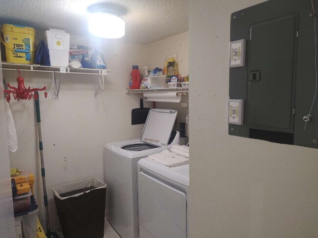 Building Photo - "$200 move in Special. Quite and Peaceful ...