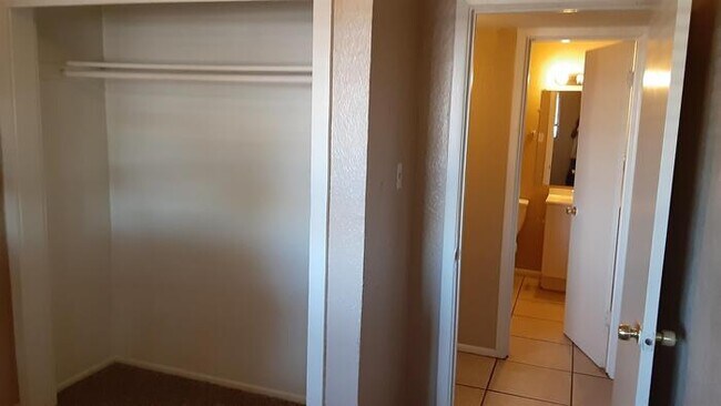 Building Photo - 4717 N 47th Dr