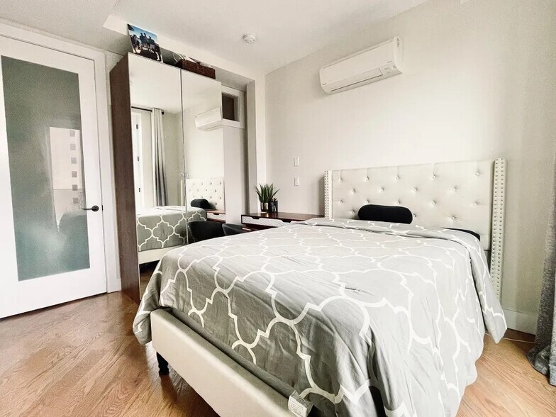 Building Photo - Furnished room/NOT APARTMENT