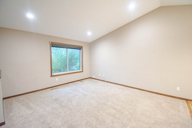 Building Photo - Beautiful and Spacious 4 Bedroom 3 Bath Available For Rent!