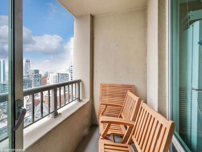 Building Photo - 345 N La Salle Dr