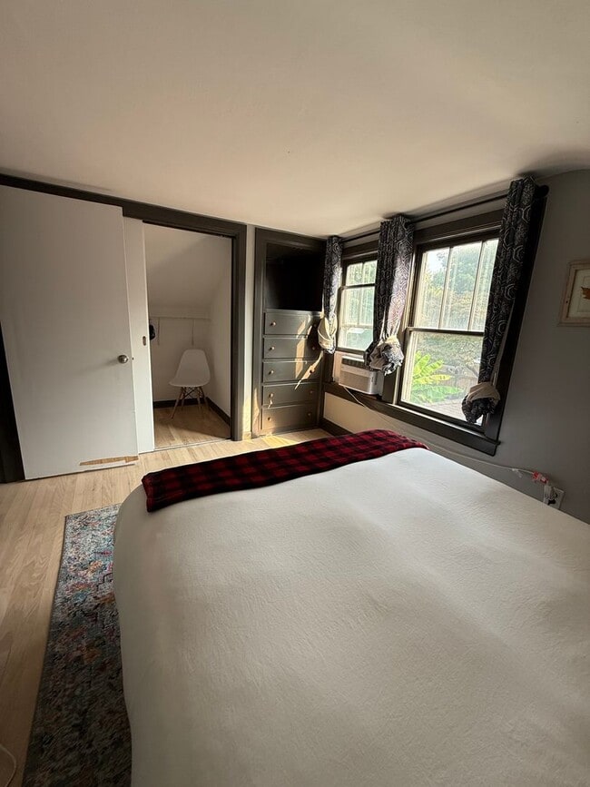 Building Photo - 2nd floor unit with Furnished or Unfurnish...