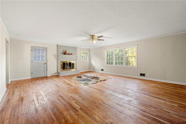 Building Photo - 552 Duke Dr