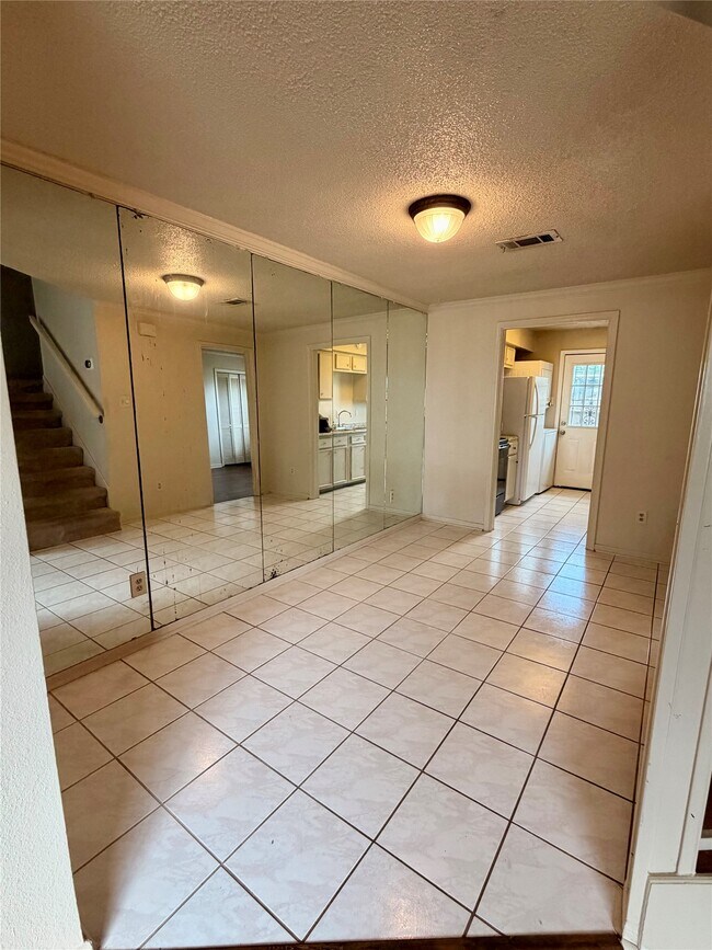 Building Photo - 7700 Creekbend Dr